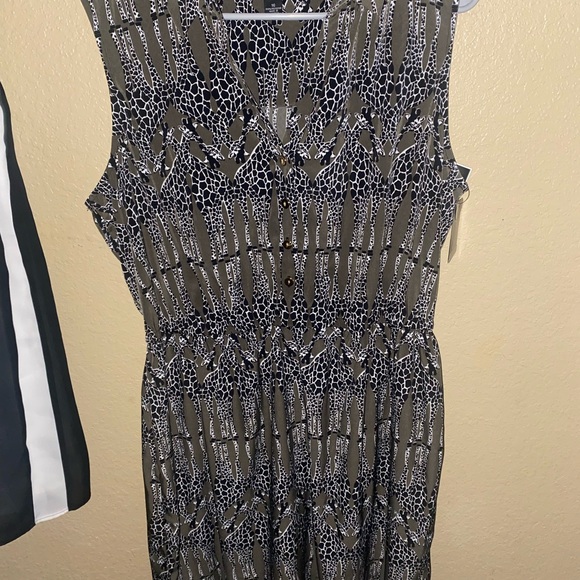 Elegant Black and White Sleeveless Dress giraffe - Picture 1 of 3